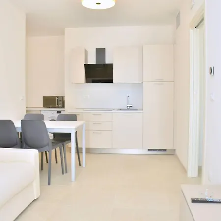 Apartment Chic By The Coast In *